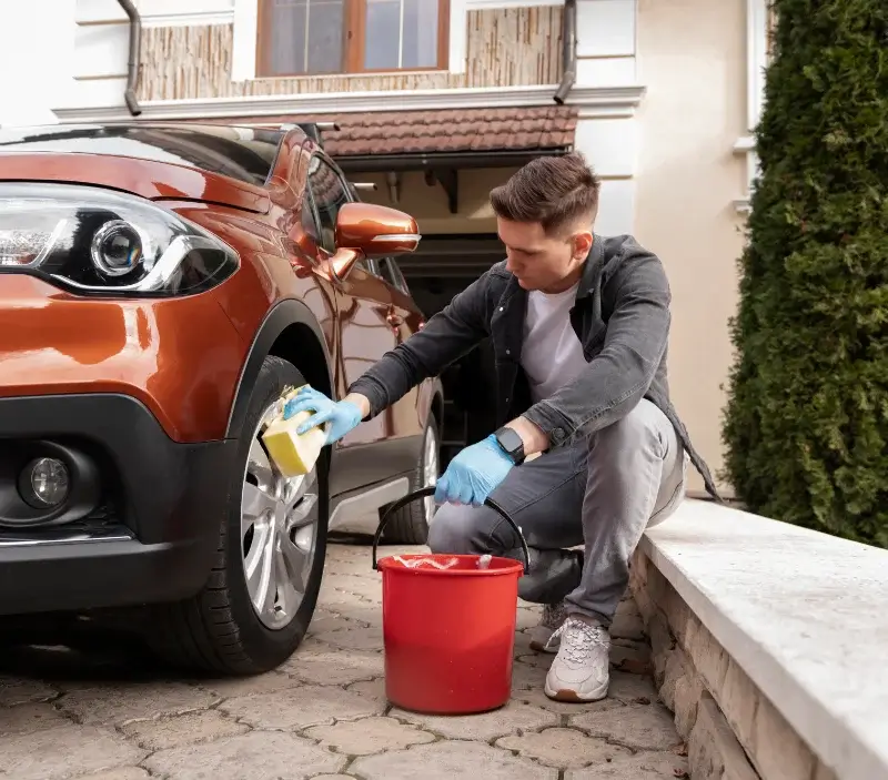 Lavage auto à domicile Rivière-les-Fosses : professionnel intervenant sur un véhicule